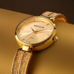 Relógio Feminino Clássico com Pedras Dourado Referência: 77136LPSVDB1